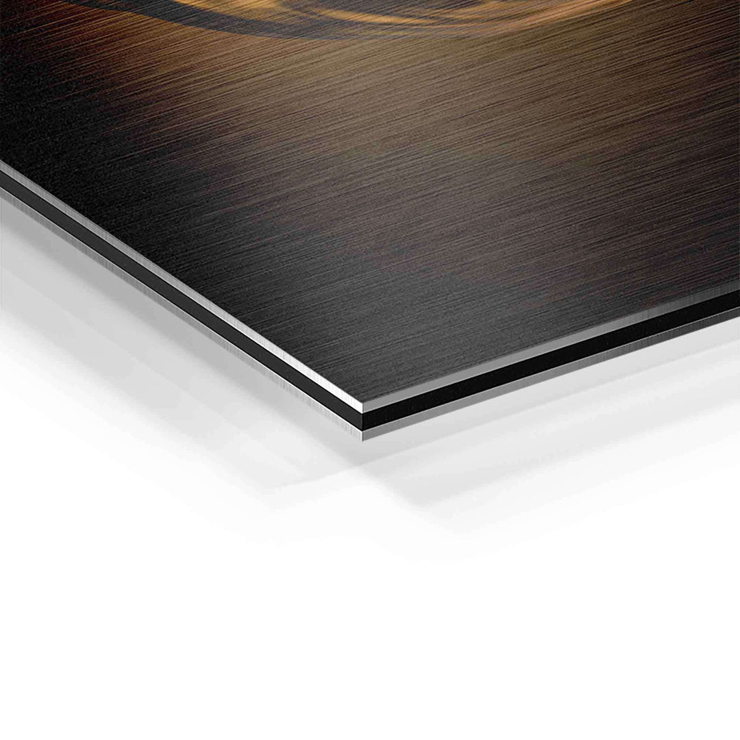 Detailaufnahme Wandbild auf Aluminium mit goldener Splash-Struktur und gebürsteter Oberfläche