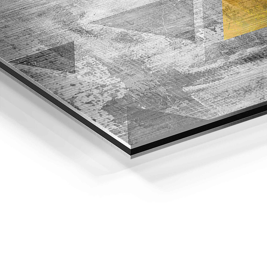 Detailaufnahme eines Wandbilds mit goldenen und grauen Dreiecken auf Alu-Dibond