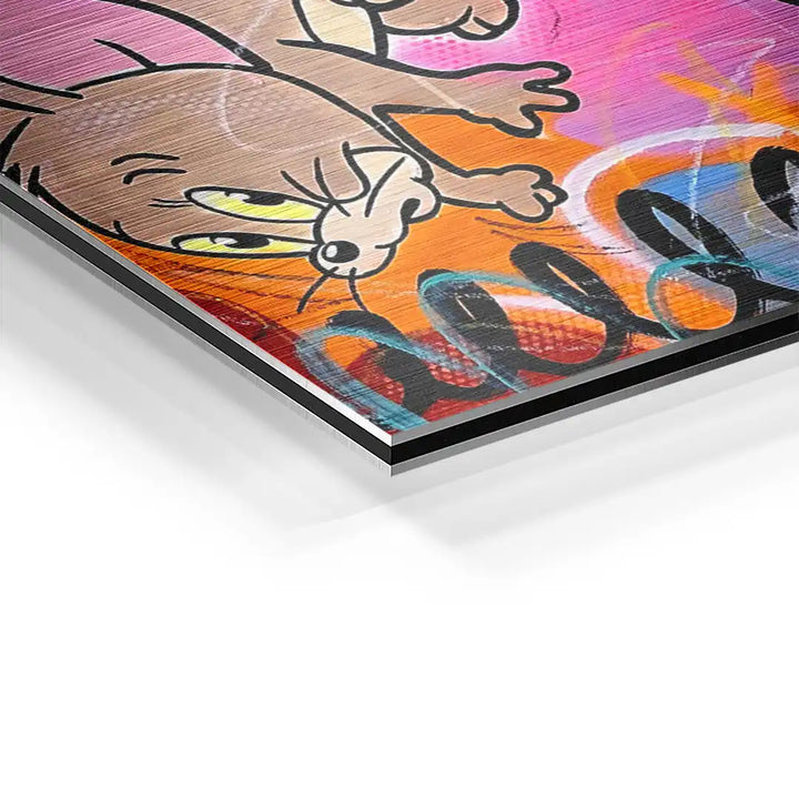 Detail eines Wandbilds mit Comic-Katze und buntem Graffiti auf gebürstetem Aluminium