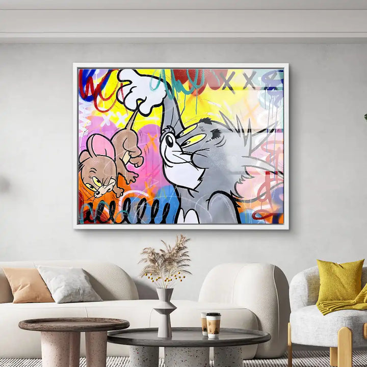 Modernes Wohnzimmer mit buntem Wandbild im Comic-Stil, zeigt Katze und Maus auf buntem Hintergrund.