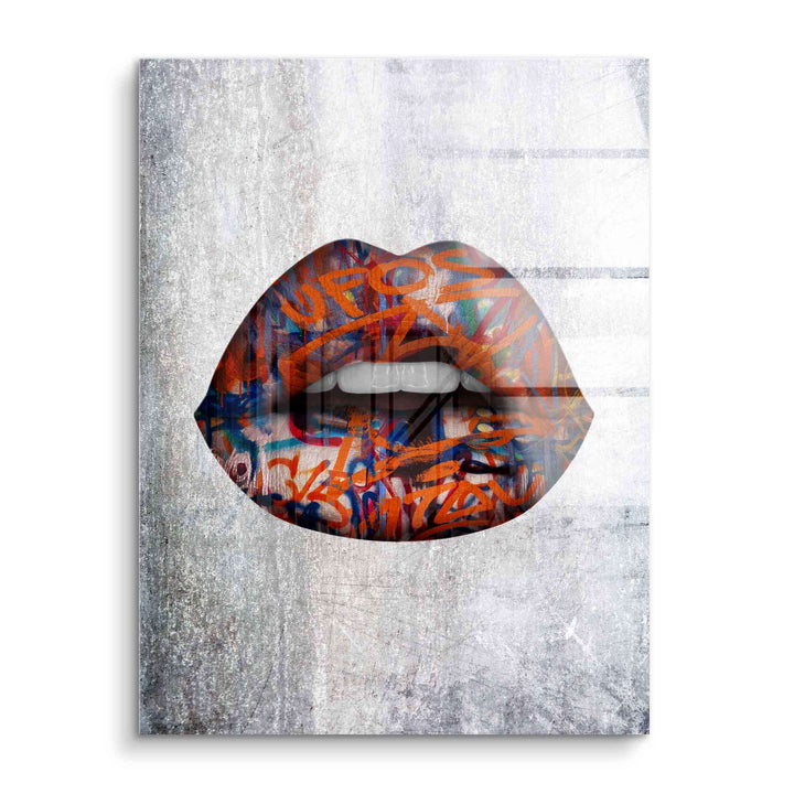 Modernes Wandbild mit bunten Graffiti-Lippen auf Acrylglas vor urbanem Hintergrund