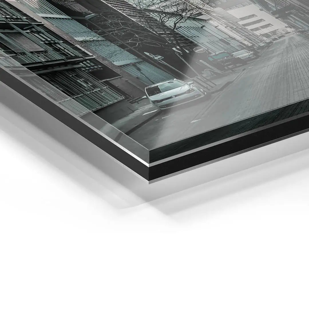 Detailansicht Acryl Wandbild mit grauer Stadtstraße und parkendem Auto