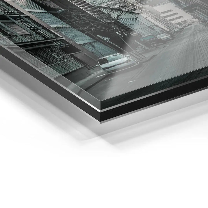 Detailansicht Acryl Wandbild mit grauer Stadtstraße und parkendem Auto