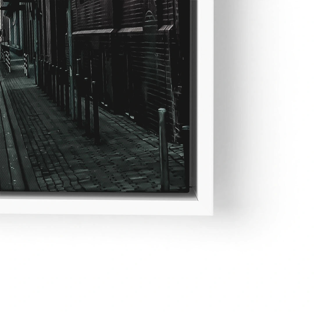 Modernes Wandbild mit düsterer Stadtgasse in Grautönen, Kunstdruck im weißen Rahmen