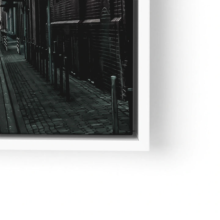 Modernes Wandbild mit düsterer Stadtgasse in Grautönen, Kunstdruck im weißen Rahmen