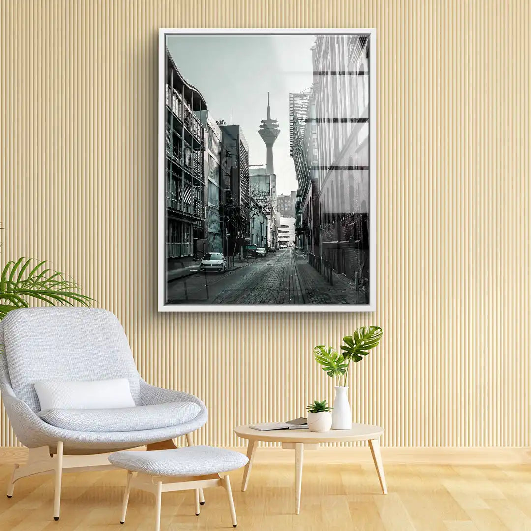 Modernes Wohnzimmer mit großem Wandbild, Stadtansicht in Grautönen und Fernsehturm