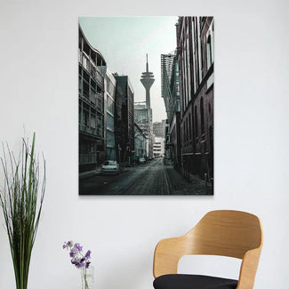 Modernes Wandbild mit Stadtmotiv und Fernsehturm in grau, urbanes Wohnaccessoire