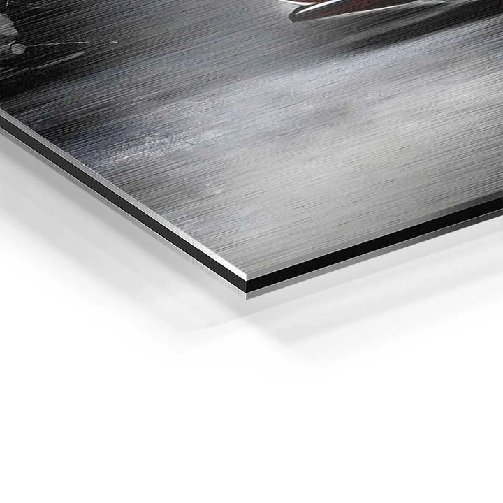 Detailaufnahme eines Wandbilds mit gebürsteter Aluminium-Oberfläche in Grau und Autodetail