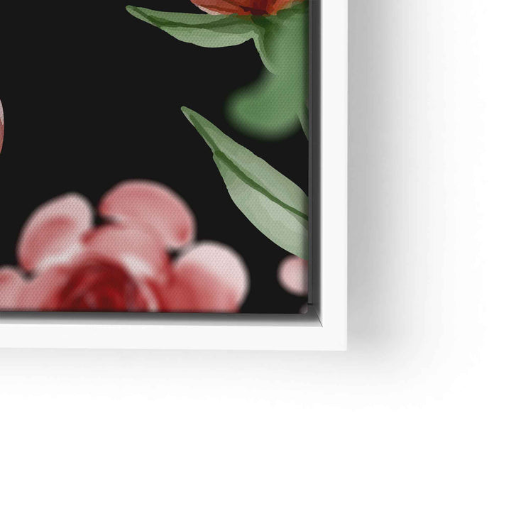 Detail eines Wandbilds mit rosa Blumen und grünen Blättern auf schwarzem Hintergrund
