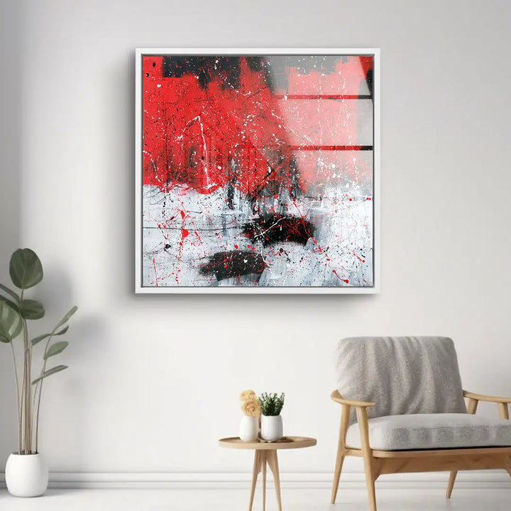 Modernes abstraktes Wandbild in Rot, Schwarz und Weiß über Sessel und Pflanzen im Wohnzimmer