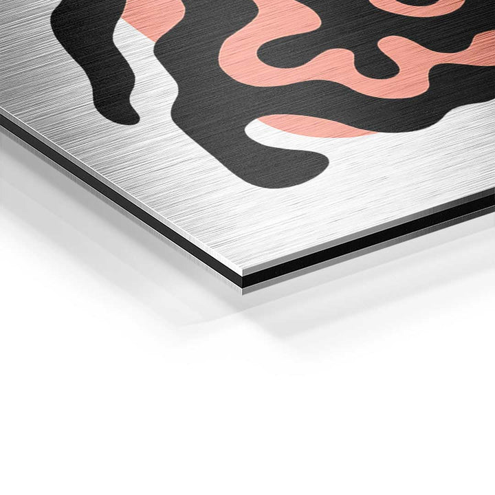 Detail eines modernen Wandbilds auf Aluminium mit schwarzen und rosa abstrakten Formen