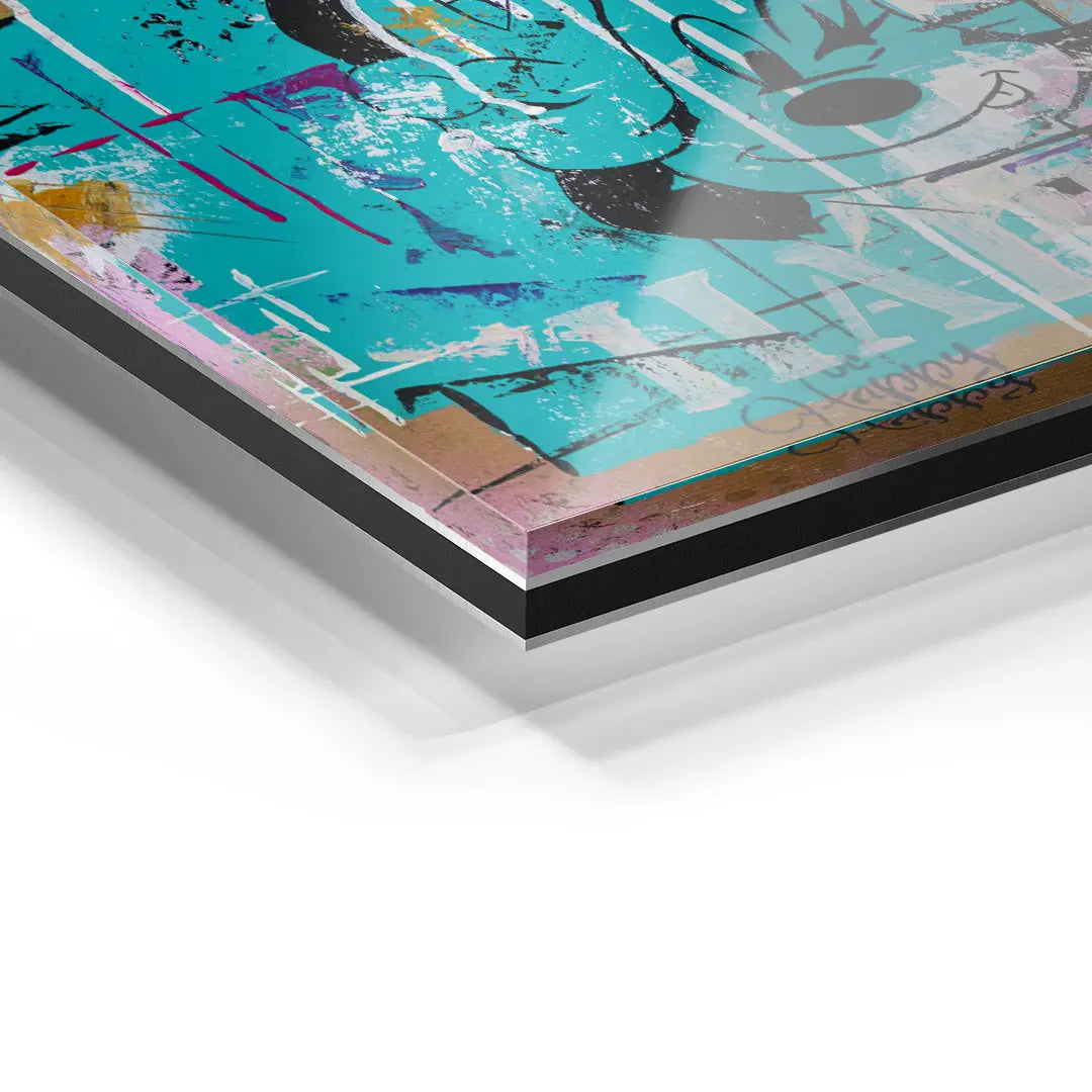 Detail eines bunten Acrylglas-Wandbildes mit Comic-Motiv und abstrakter Kunst