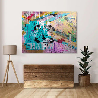 Modernes Wandbild mit buntem Comic-Motiv, abstrakter Street-Art im Wohnzimmer über Kommode