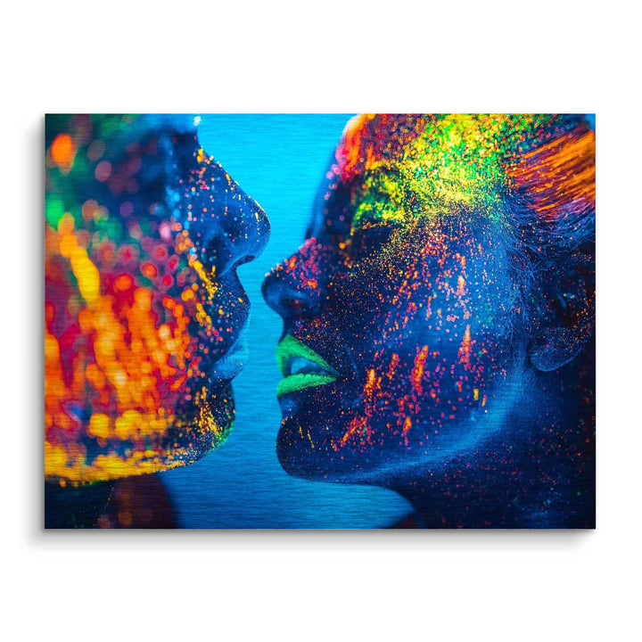 Zwei Gesichter mit bunter Neonfarbe, Nahaufnahme auf blauem Hintergrund, modernes Wandbild