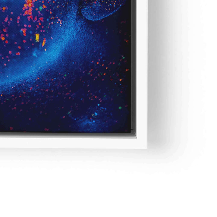 Abstraktes Wandbild in Blau mit bunten Farbpunkten in weißem Rahmen