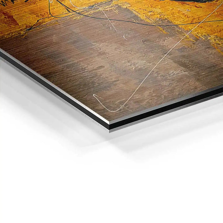 Detailaufnahme eines abstrakten Wandbilds auf Aluminium mit gelb-brauner Farbstruktur und Pinselstrichen