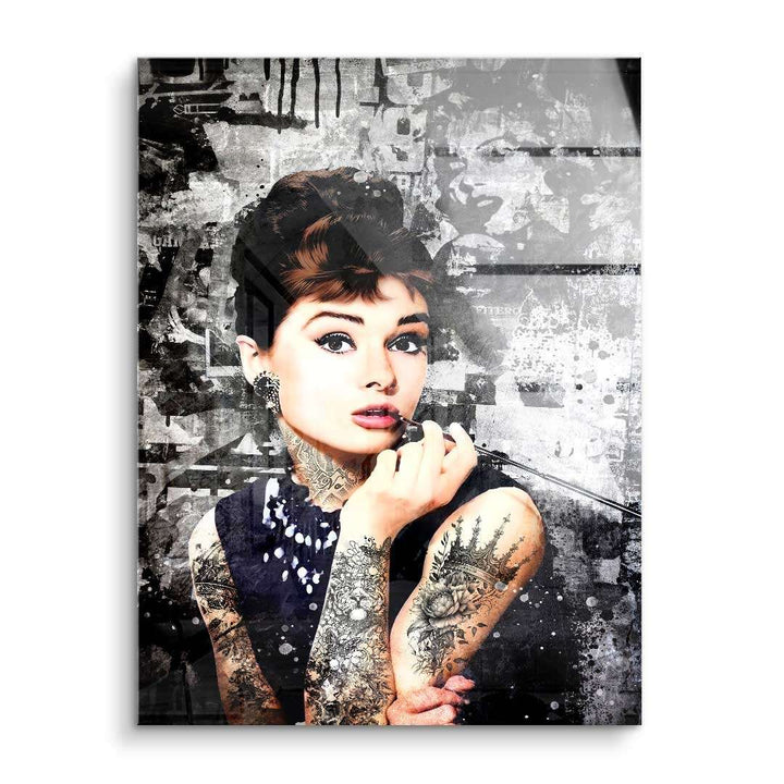 Modernes Wandbild mit tätowierter Frau im Retro-Look auf abstraktem Hintergrund