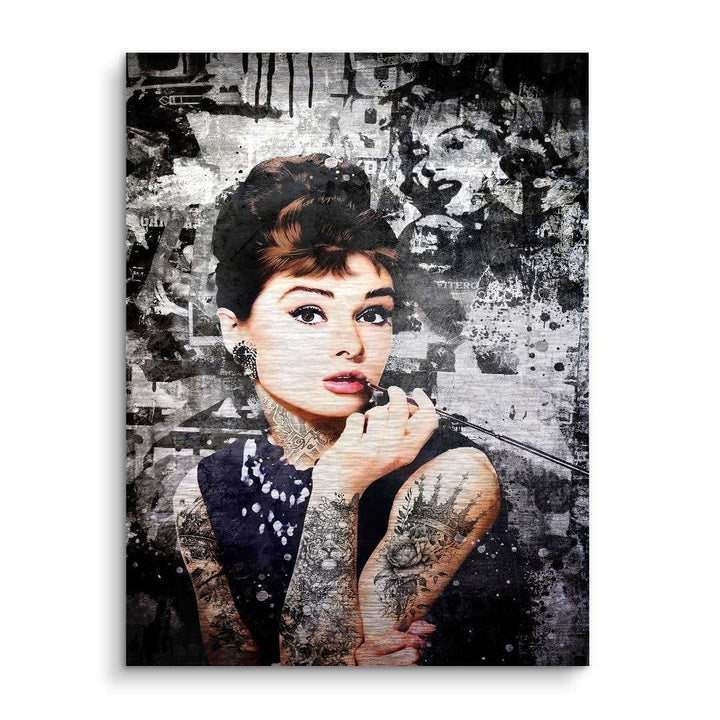 Modernes Wandbild einer eleganten Frau mit Tattoos im Pop Art Stil auf monochromem Hintergrund