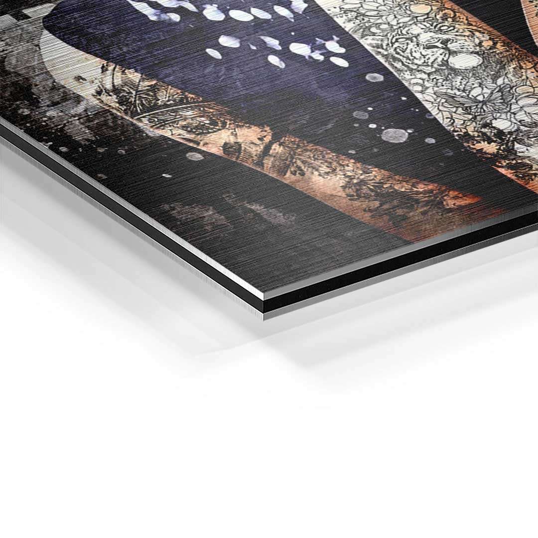 Detailaufnahme modernes Wandbild auf Aluminium mit Tattoo-Kunst und gebürsteter Oberfläche