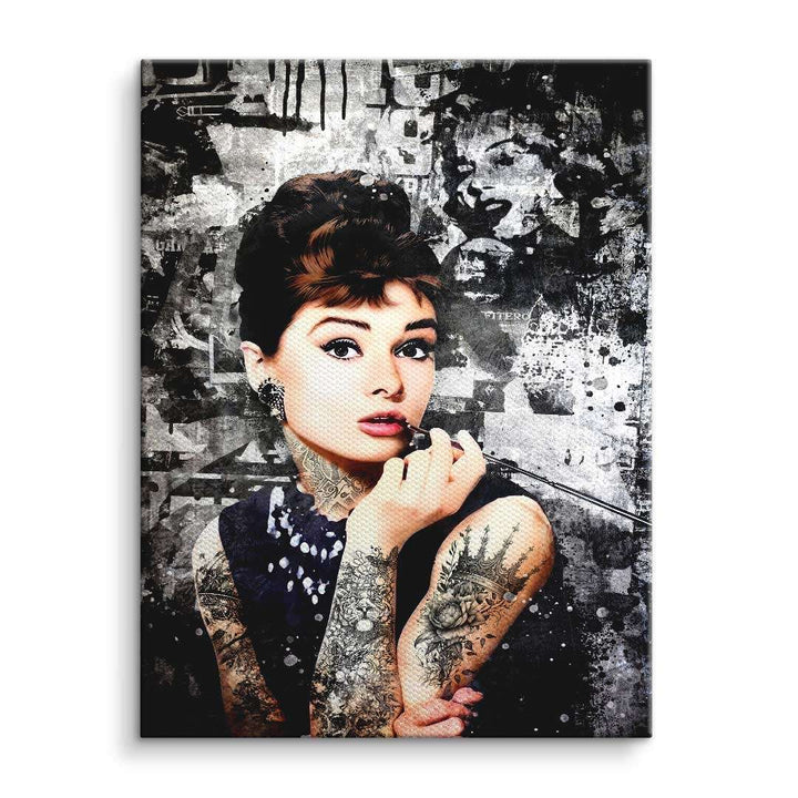 Modernes Wandbild einer eleganten Frau mit Tattoos im Pop Art Stil auf abstraktem Hintergrund