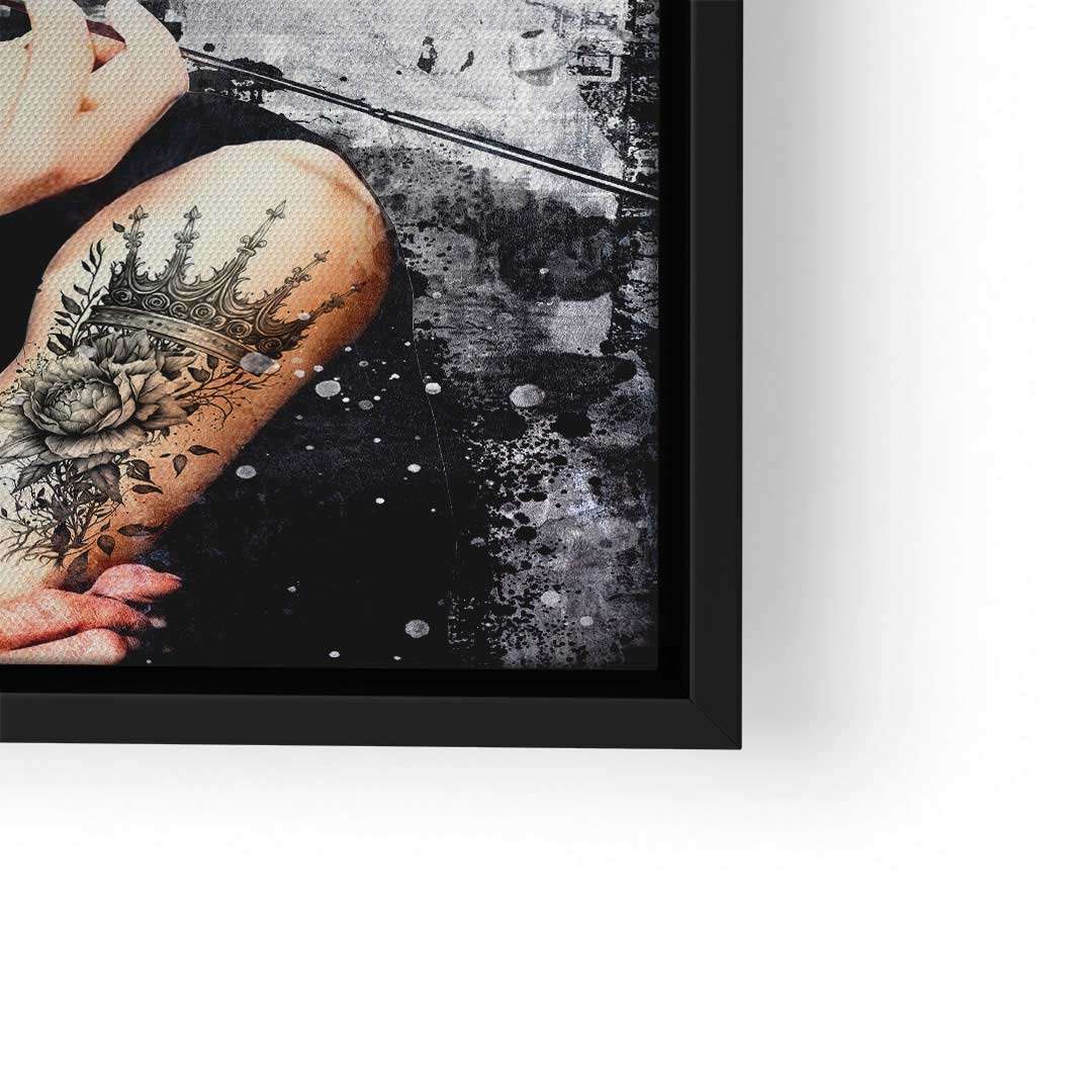 Modernes Wandbild mit Tattoo-Kunst, Krone und Blumen auf Arm, schwarz-weiß Design