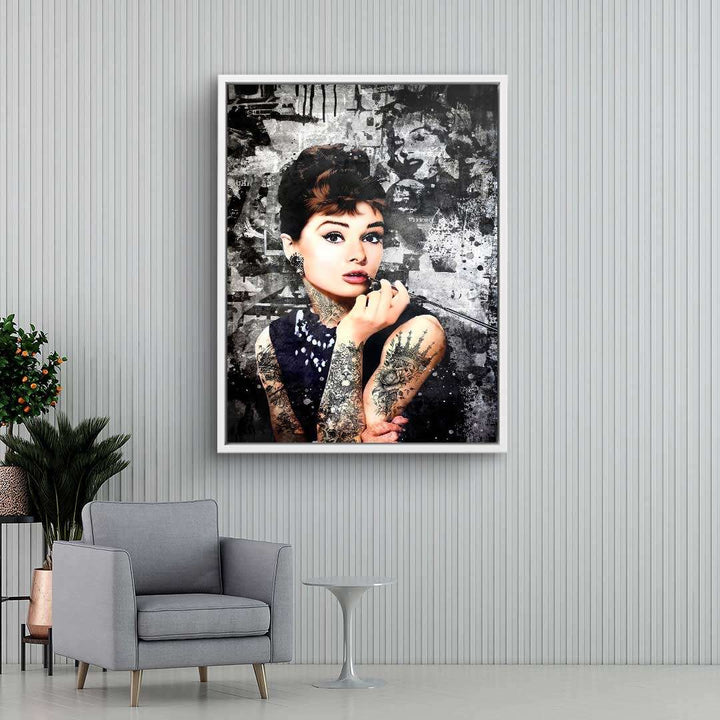 Modernes Wandbild im Wohnzimmer, Frau mit Tattoos im Pop Art Stil auf grauer Strukturwand