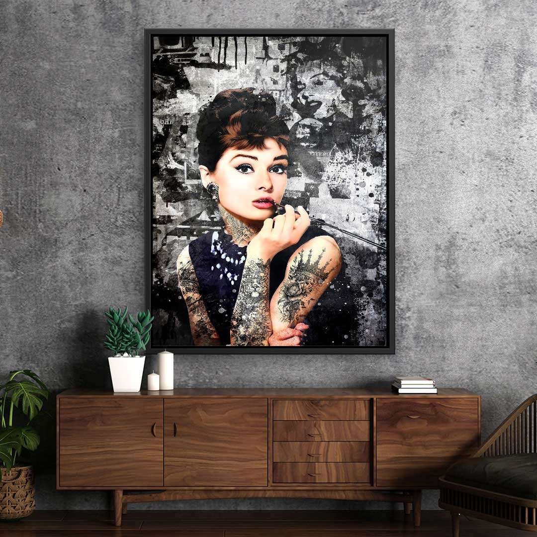 Wandbild mit tätowierter Frau im Pop Art Stil vor abstraktem Hintergrund im Wohnzimmer