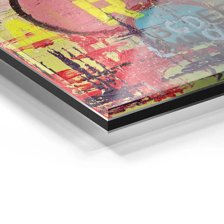 Detail eines bunten Wandbilds auf Acrylglas mit Herzmotiv und abstrakter Kunst