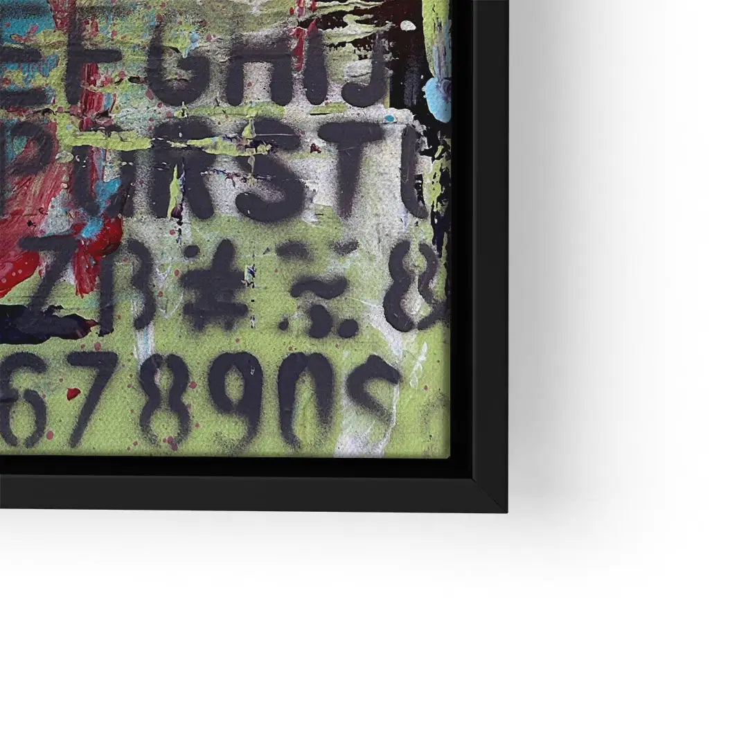 Modernes Wandbild mit Farbspritzern und schwarzen Buchstaben sowie Zahlen auf grünem Hintergrund