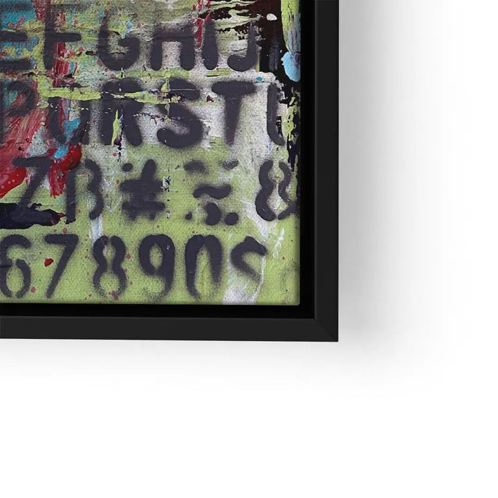 Modernes Wandbild mit Farbspritzern und schwarzen Buchstaben sowie Zahlen auf grünem Hintergrund