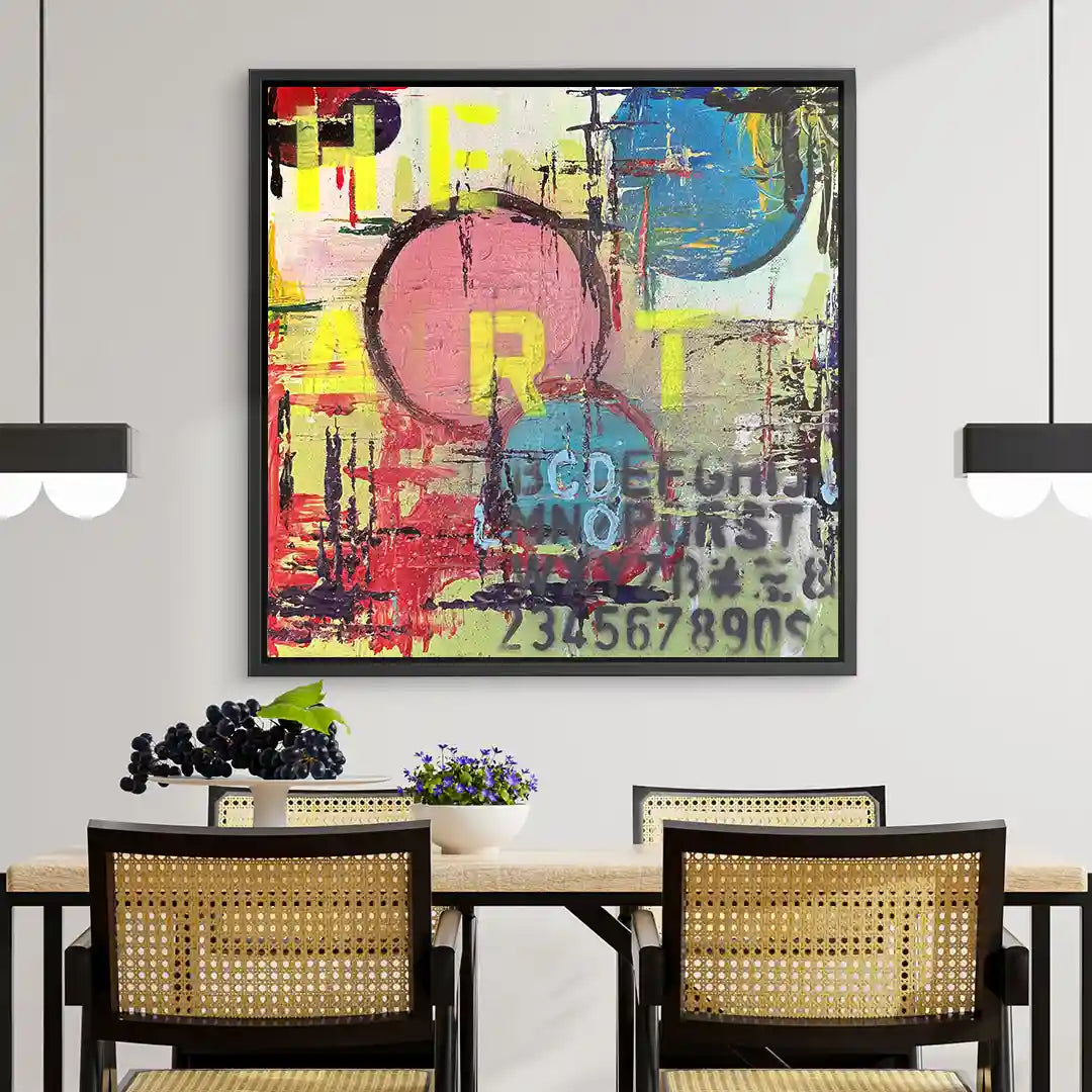 Modernes Wandbild mit Herz-Motiv und abstrakter Kunst in bunten Farben über Esstisch