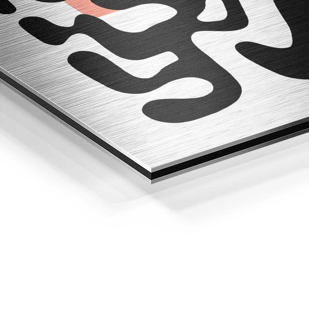 Detail eines modernen Wandbilds auf gebürstetem Aluminium mit abstrakten schwarzen Formen