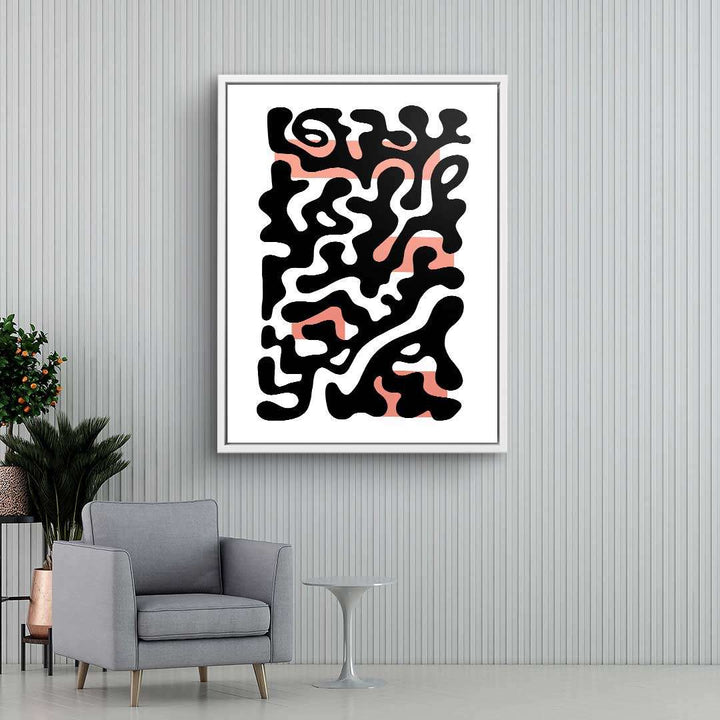 Abstraktes Wandbild mit schwarzen und rosa Formen auf weißem Hintergrund im modernen Wohnzimmer