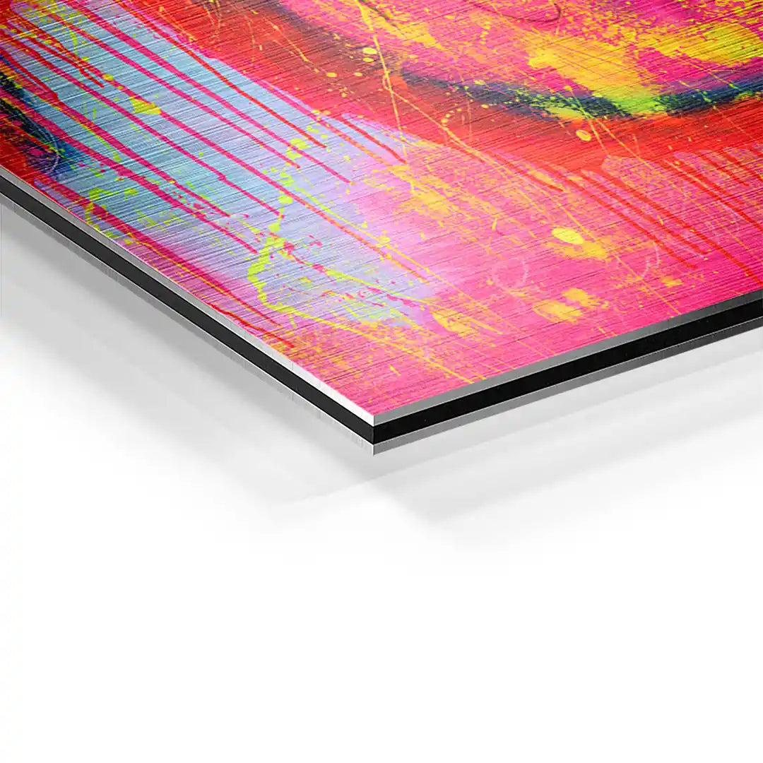 Detailansicht eines modernen Wandbilds auf Aluminium mit buntem, abstraktem Farbspritzern