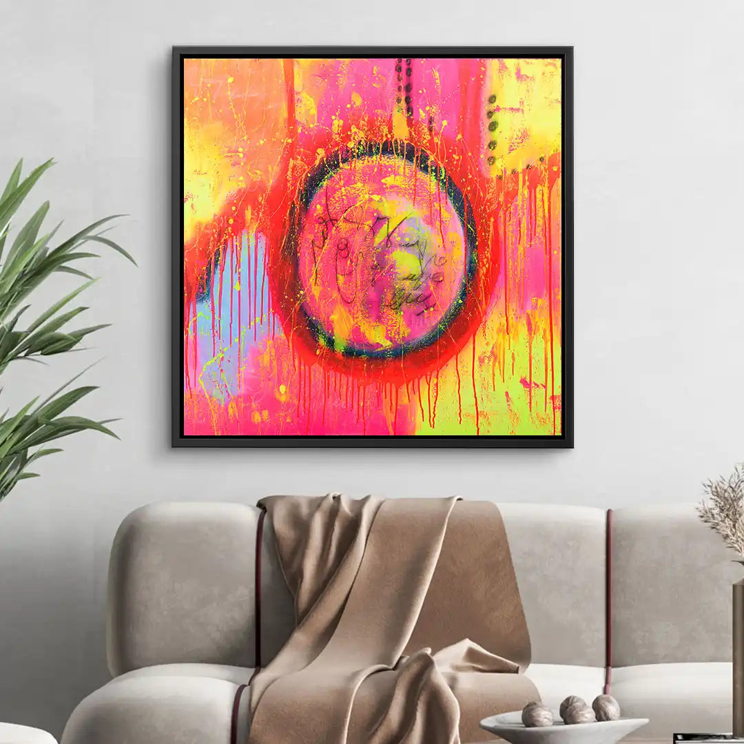 Modernes abstraktes Wandbild mit buntem Kreis, leuchtenden Farben und Farbverläufen im Wohnzimmer