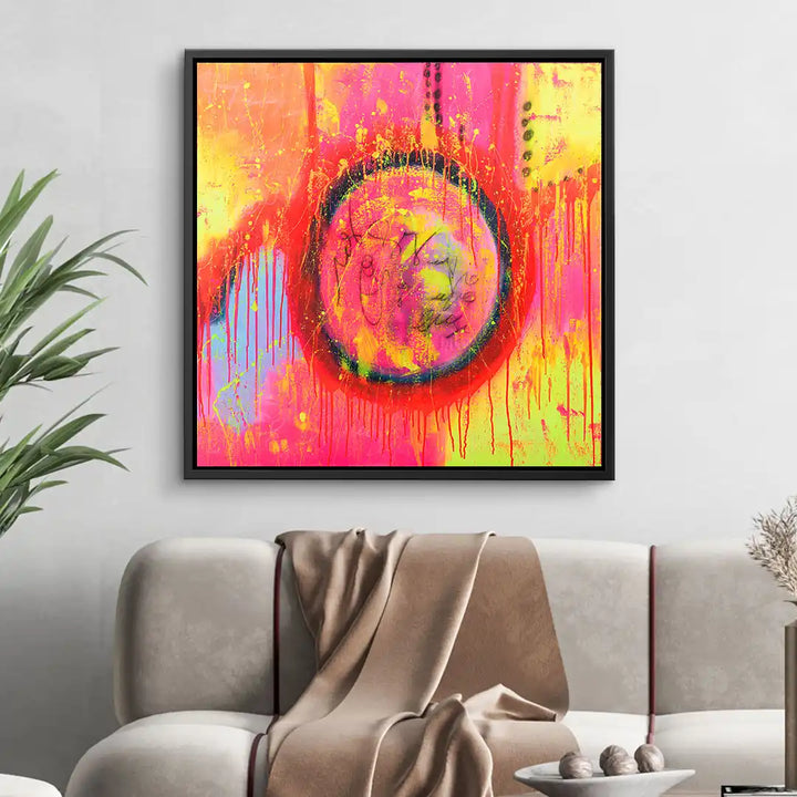 Modernes abstraktes Wandbild mit buntem Kreis, leuchtenden Farben und Farbverläufen im Wohnzimmer