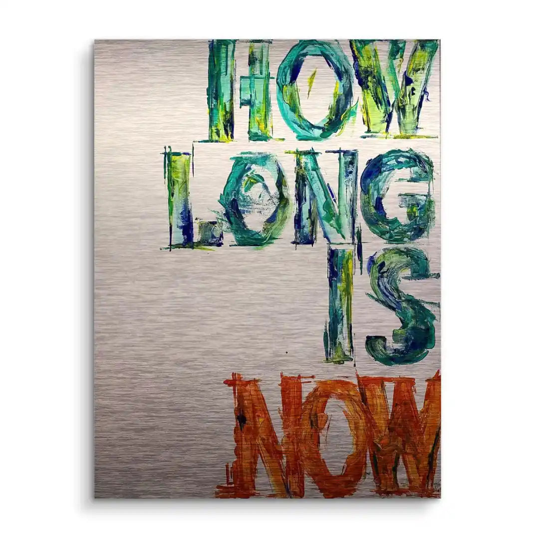 Modernes Wandbild mit dem Text ‚How long is now‘ in bunten Pinselstrichen auf Metall.