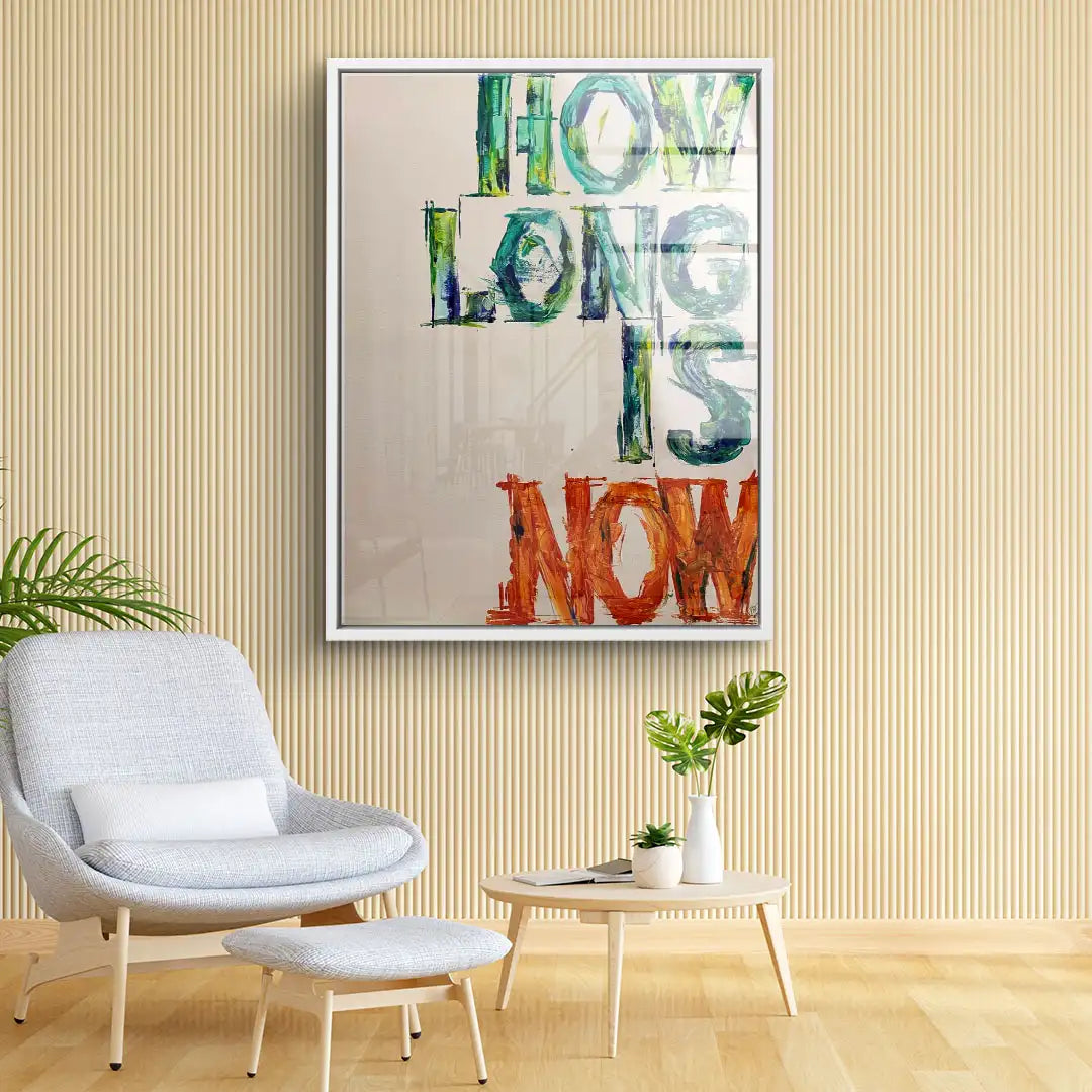 Modernes Wandbild mit bunter Schrift 'How long is now' in stilvollem Wohnzimmer
