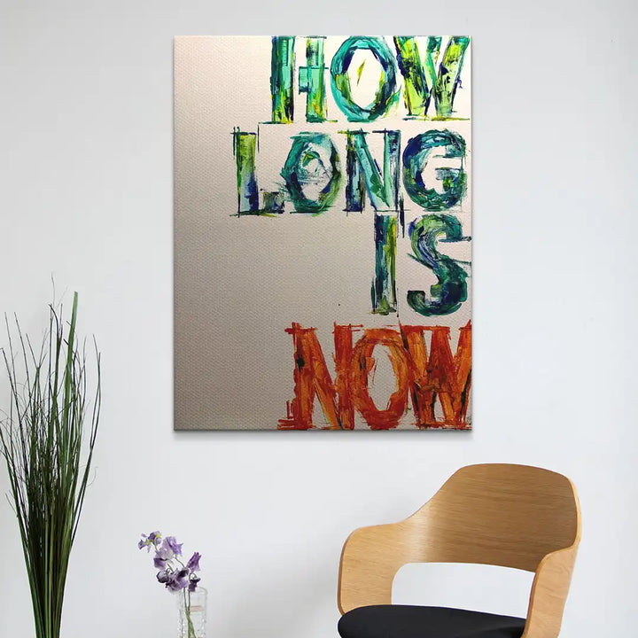 Modernes Wandbild mit bunter Schrift 'HOW LONG IS NOW' in Wohnzimmer, abstrakte Kunst