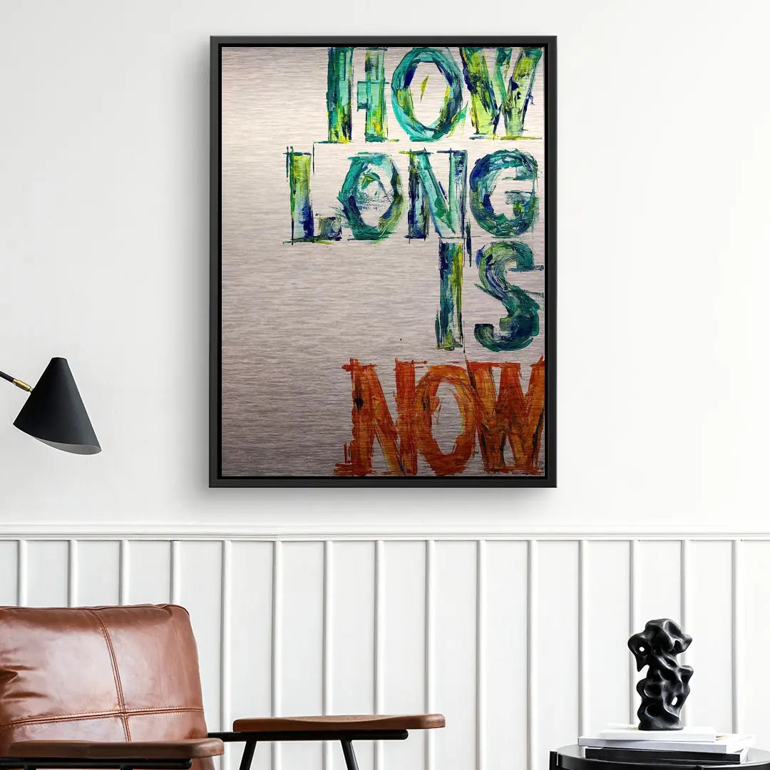 Modernes Wandbild mit bunter Aufschrift HOW LONG IS NOW in stilvoll eingerichteter Wohnung