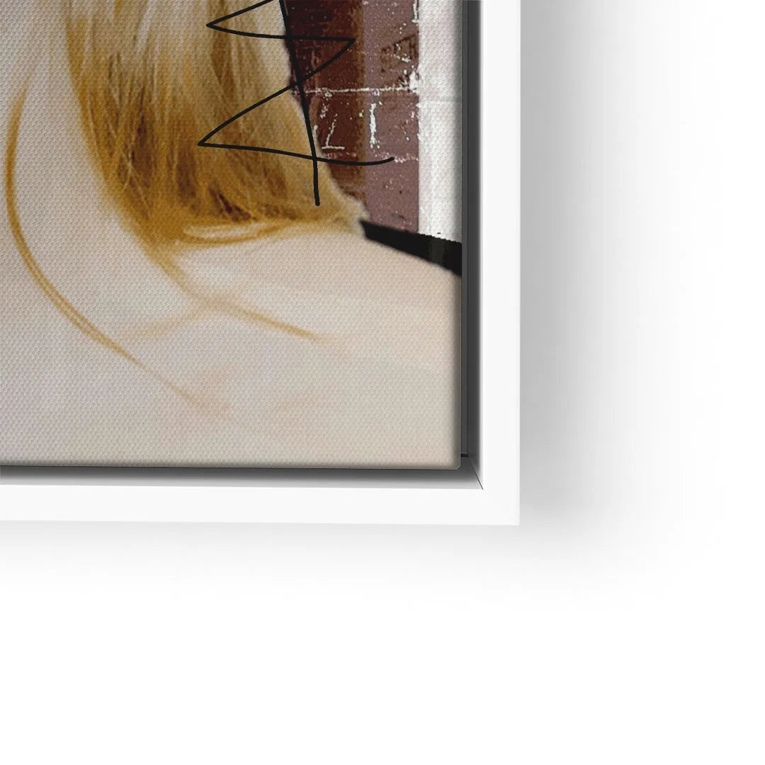 Nahaufnahme eines gerahmten Wandbilds mit blonden Haaren und abstrakten Linien auf Leinwand