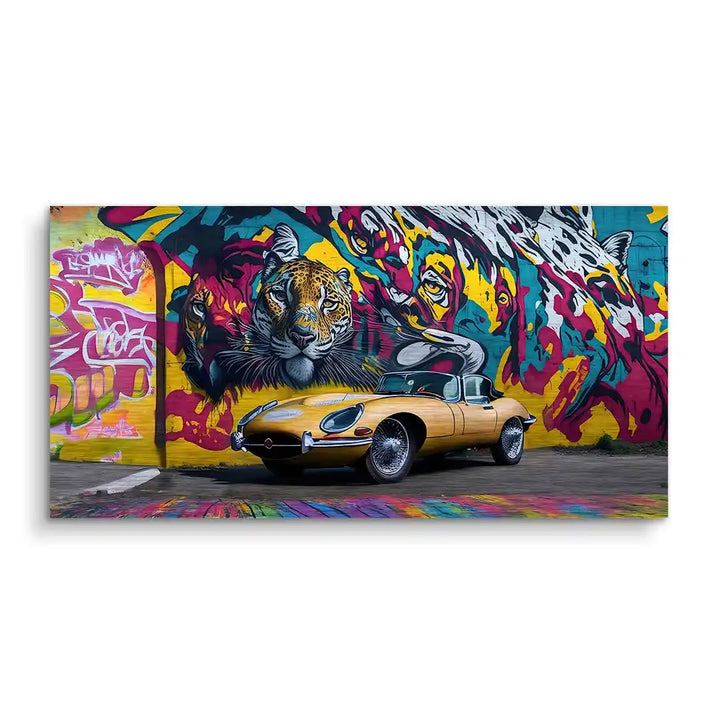 Wandbild mit gelbem Oldtimer Jaguar E-Type vor bunter Graffiti-Jaguar-Kunst