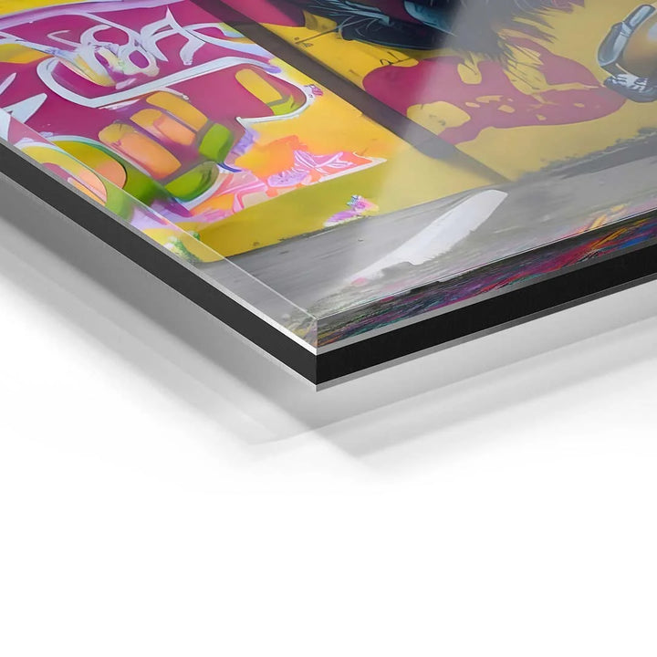 Detailaufnahme Acrylglas-Wandbild mit buntem Graffiti-Motiv auf gelbem Hintergrund