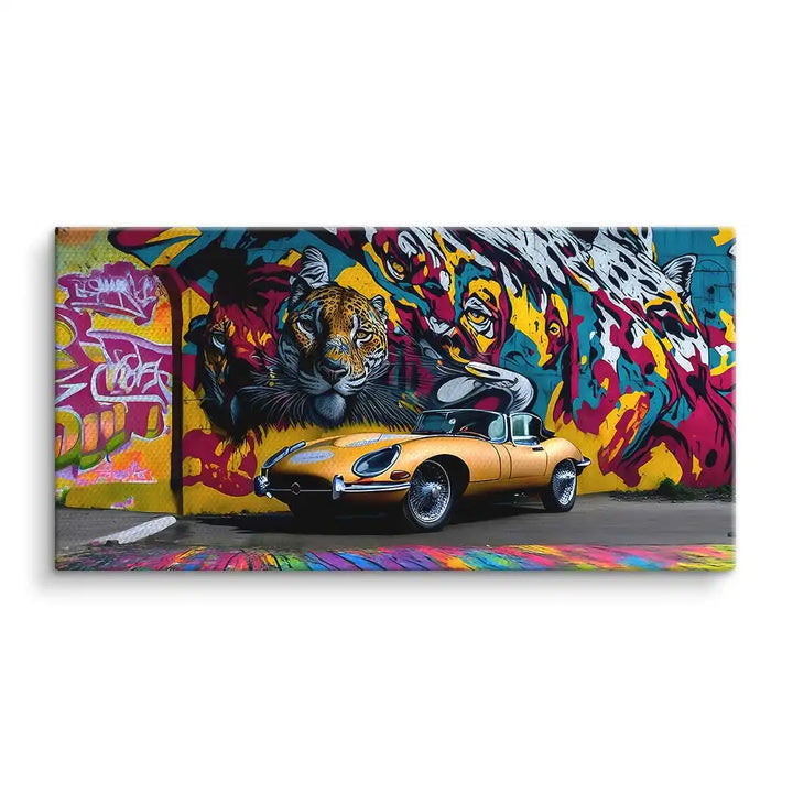 Wandbild mit gelbem Oldtimer Jaguar E-Type vor bunter Graffiti-Wand mit Jaguar-Motiv