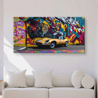 Modernes Wandbild mit Jaguar E-Type Auto vor bunter Graffiti-Wand und Tiger-Motiv