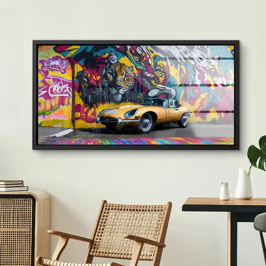 Wandbild mit Jaguar E-Type und farbenfrohem Graffiti im modernen Wohnzimmer