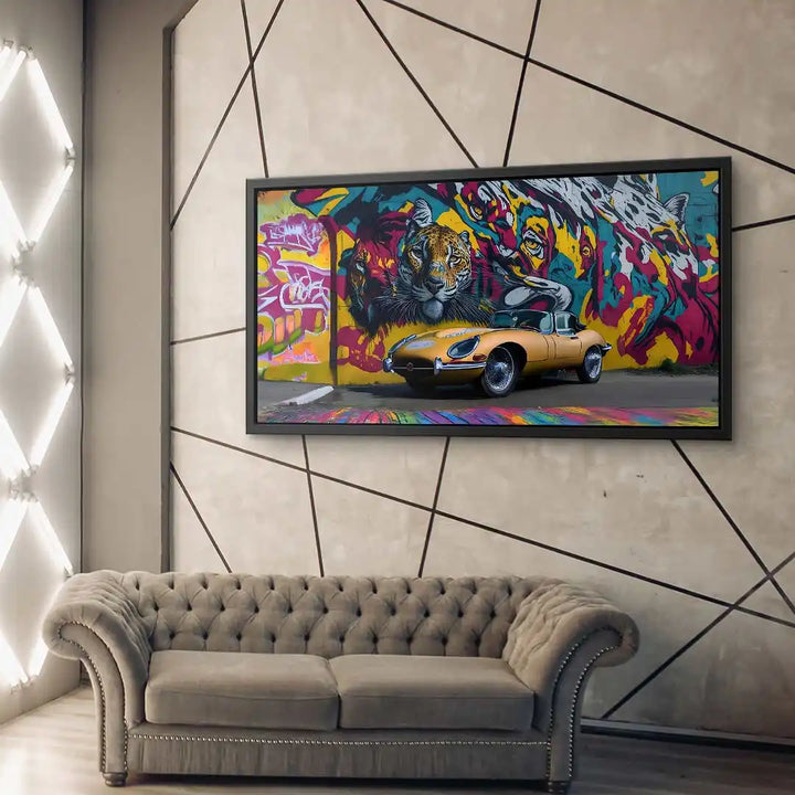Modernes Wohnzimmer mit Wandbild: bunter Jaguar-Graffiti, gelbes Oldtimer-Auto, Streetart-Kunst.