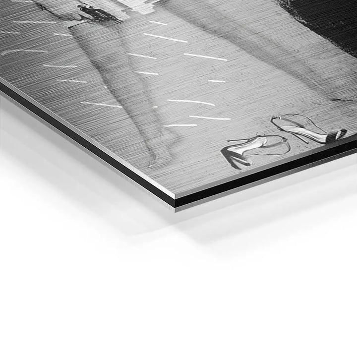Detail eines schwarz-weißen Wandbilds auf Aluminium mit Frau und High Heels, moderne Kunst