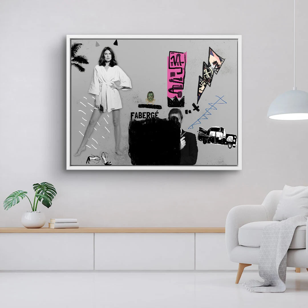 Modernes Wandbild mit Collage aus Frau, Schriftzug, Auto und grafischen Elementen im Wohnzimmer