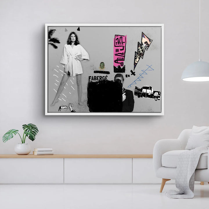 Modernes Wandbild mit Collage aus Frau, Schriftzug, Auto und grafischen Elementen im Wohnzimmer